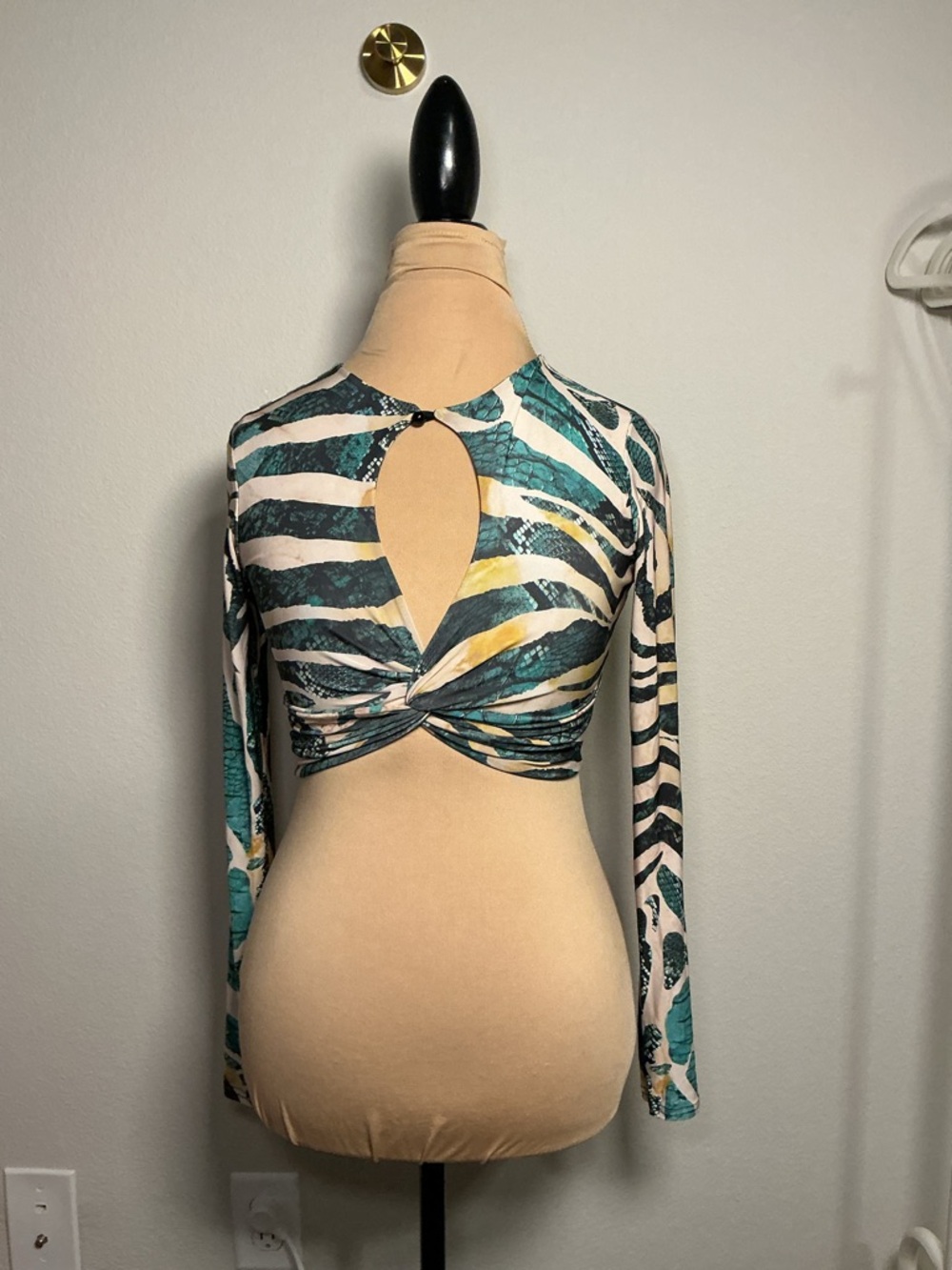 Twist-Front Keyhole Long-Sleeve Crop Top - Teal/Black Print